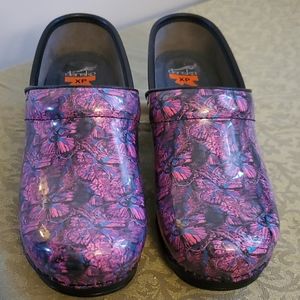 NWOB Dansko Patent XP clogs in pink floral 37